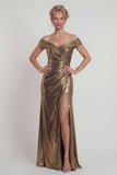 Vestido de madre de la novia de satén metálico dorado con hombros descubiertos y abertura
