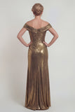 Vestido de madre de la novia de satén metálico dorado con hombros descubiertos y abertura