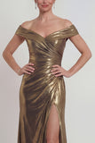 Vestido de madre de la novia de satén metálico dorado con hombros descubiertos y abertura
