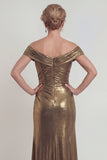 Vestido de madre de la novia de satén metálico dorado con hombros descubiertos y abertura