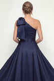 Vestido de Madre de la Novia con lazo de un hombro con funda azul marino