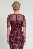 Vestido de madre de la novia con cuello burdeos con cuello barco
