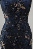 Vestido largo de madre de la novia de sirena azul marino con hombros largos y lentejuelas