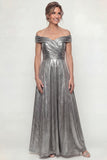 Vestido de madre de novia gris plateado de sirena plateada despegado del hombro