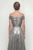Vestido de madre de novia gris plateado de sirena plateada despegado del hombro