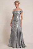 Vestido de madre de novia gris plateado de sirena plateada despegado del hombro