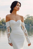 Vestido de novia de cola de sirena de satén de marfil con mangas