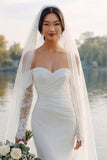 Vestido de novia de cola de sirena de satén de marfil con mangas
