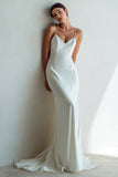 Vestido de novia de tirantes finos de marfil con cola de sirena y encaje