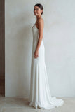 Vestido de novia de tirantes finos de marfil con cola de sirena y encaje