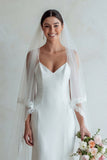 Vestido de novia de tirantes finos de marfil con cola de sirena y encaje