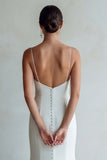 Vestido de novia de tirantes finos de marfil con cola de sirena y encaje