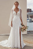 Vestido de novia con tirantes finos de marfil y aplicada larga de encaje con abertura