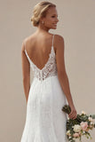 Vestido de novia con tirantes finos de marfil y aplicada larga de encaje con abertura