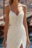 Vestido largo de novia largo de tirantes en línea A de marfil con encaje aplicado y abertura