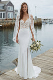 Vestido de novia de satén aplicado a sirenas de marfil con cola de corte