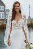 Vestido de novia de satén aplicado a sirenas de marfil con cola de corte