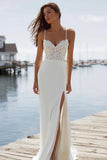Vestido largo de novia con tirantes finos de marfil con liqueta de sirena