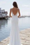Vestido largo de novia con tirantes finos de marfil con liqueta de sirena