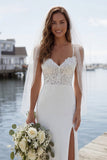 Vestido largo de novia con tirantes finos de marfil con liqueta de sirena