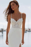 Vestido largo de novia con tirantes finos de marfil con liqueta de sirena