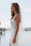 Vestido largo de novia con tirantes finos de marfil con liqueta de sirena