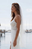 Vestido largo de novia con tirantes finos de marfil con liqueta de sirena