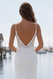 Vestido largo de novia con tirantes finos de marfil con liqueta de sirena