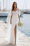 Vestido largo de novia con tirantes finos de marfil y abertura