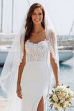 Vestido largo de novia con tirantes finos de marfil y abertura
