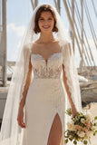 Vestido de novia con tirantes finos aplicados en marfil sirena y abertura