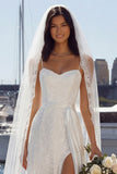 Vestido largo de novia de satén de encaje de marfil con abertura