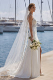 Vestido de novia con tirantes finos de marfil con encaje sirena y cola barrida