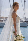 Vestido de novia con tirantes finos de marfil con encaje sirena y cola barrida