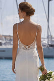 Vestido de novia con tirantes finos de marfil con encaje sirena y cola barrida