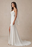 Vestido de novia de tirantes finos de sirena en marfil con cola de barrido