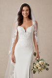 Vestido de novia de tirantes finos de sirena en marfil con cola de barrido