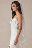 Vestido de novia de tirantes finos de sirena en marfil con cola de barrido