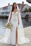 Vestido de novia de tirantes finos de sirena de marfil con encaje de satén en forma de cola