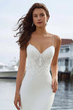Vestido de novia de tirantes finos de sirena de marfil con encaje de satén en forma de cola