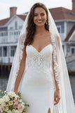 Vestido de novia de tirantes finos de sirena de marfil con encaje de satén en forma de cola