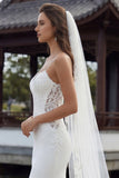 Vestido de novia de tirantes finos de sirena de marfil con encaje de satén en forma de cola