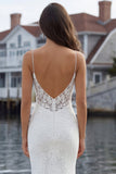 Vestido de novia de tirantes finos de sirena de marfil con encaje de satén en forma de cola