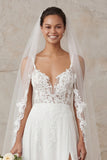 Vestido de novia de tirantes finos de marfil con cordones barridos