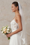 Vestido de novia de tirantes finos de marfil con cordones barridos