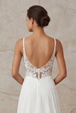 Vestido de novia de tirantes finos de marfil con cordones barridos