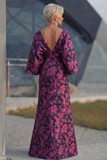 Vestido de madre de la novia con funda estampada de flores fucsia y mangas acampanadas