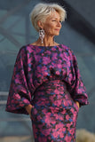 Vestido de madre de la novia con funda estampada de flores fucsia y mangas acampanadas