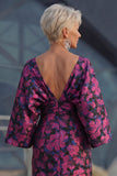 Vestido de madre de la novia con funda estampada de flores fucsia y mangas acampanadas