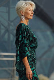 Vestido de madre de la novia con estampado azul real y mangas acampanadas